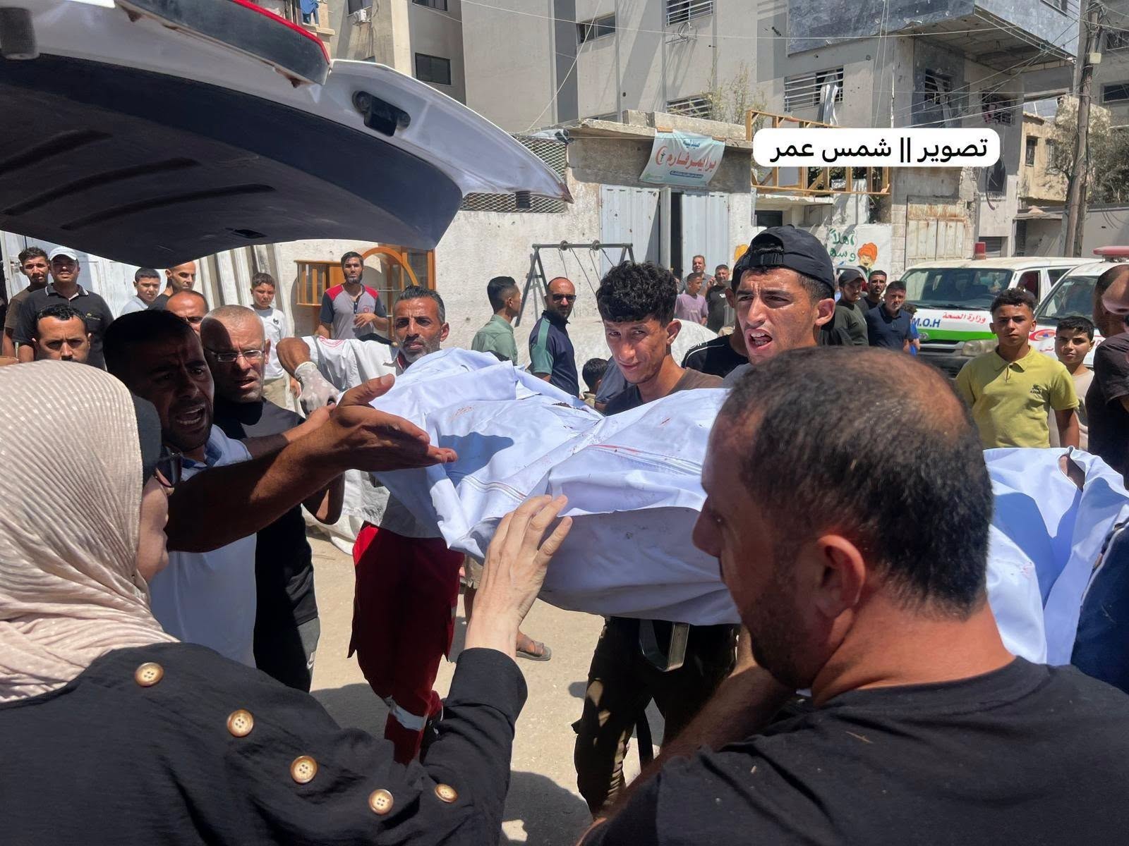 شهيدان ومصابون  في غارة إسرائيلية استهدفت مدخل بناية وسط غزة